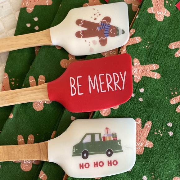 4 Christmas kitchen towels, 3 spatulas and 2 cookie cutters. - Picture 3 of 5